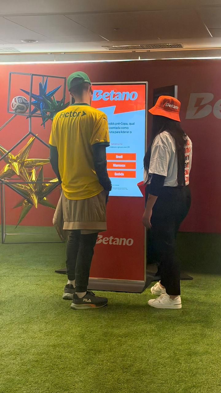 Público interagindo com totem touch screen em ativação de marca