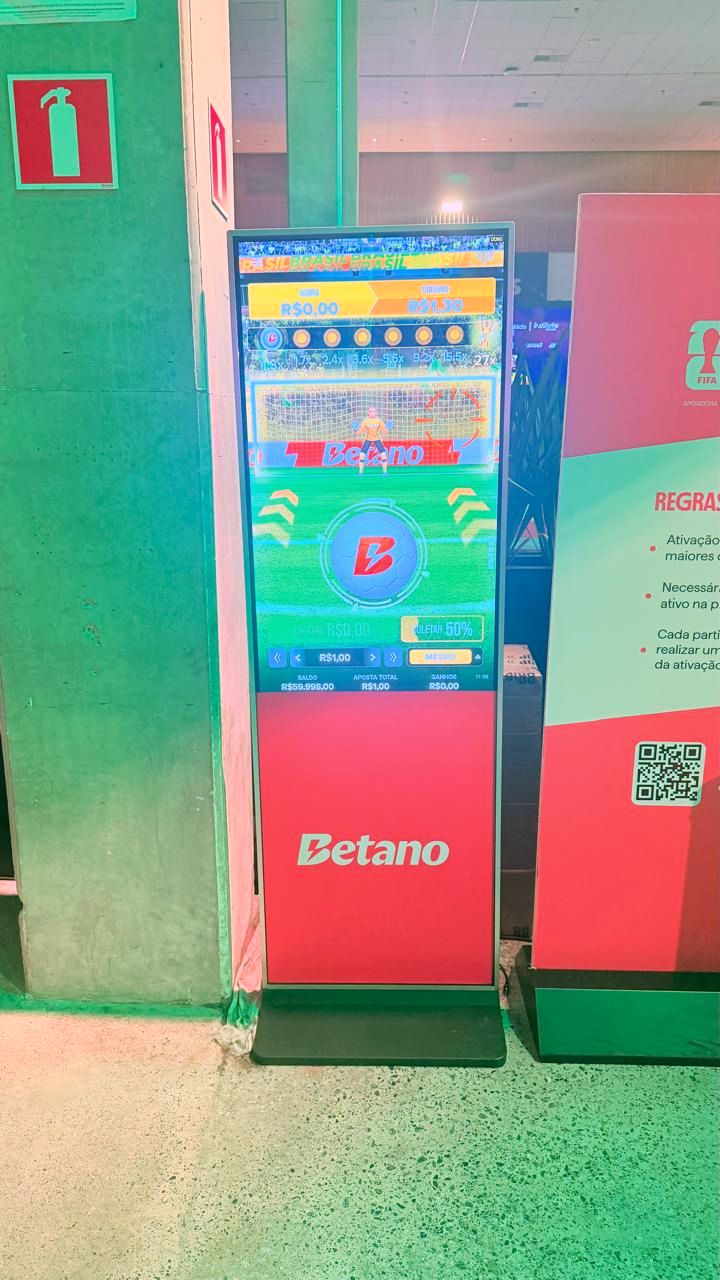 Totem touch screen exibindo jogo interativo personalizado com a marca do cliente