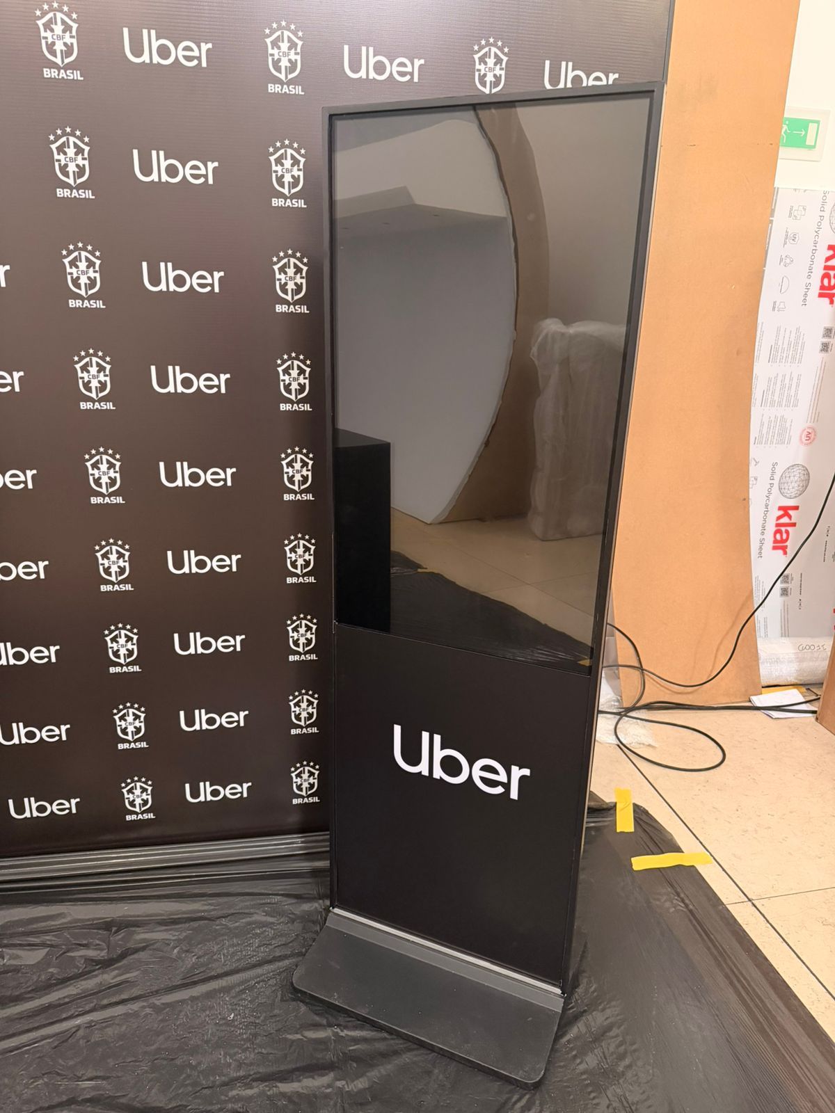 Totem touch screen vertical de 43 polegadas adesivado com a marca do cliente, montado em estande